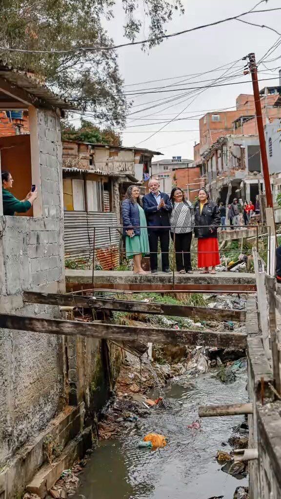 ProfClaudioBran's tweet image. O Brasil de Lula em uma imagem!
O povo brasileiro no esgoto! 
Lula fazendo palanque na miséria que ele criou!
Um retrato do abandono petista com pose de conquistador!