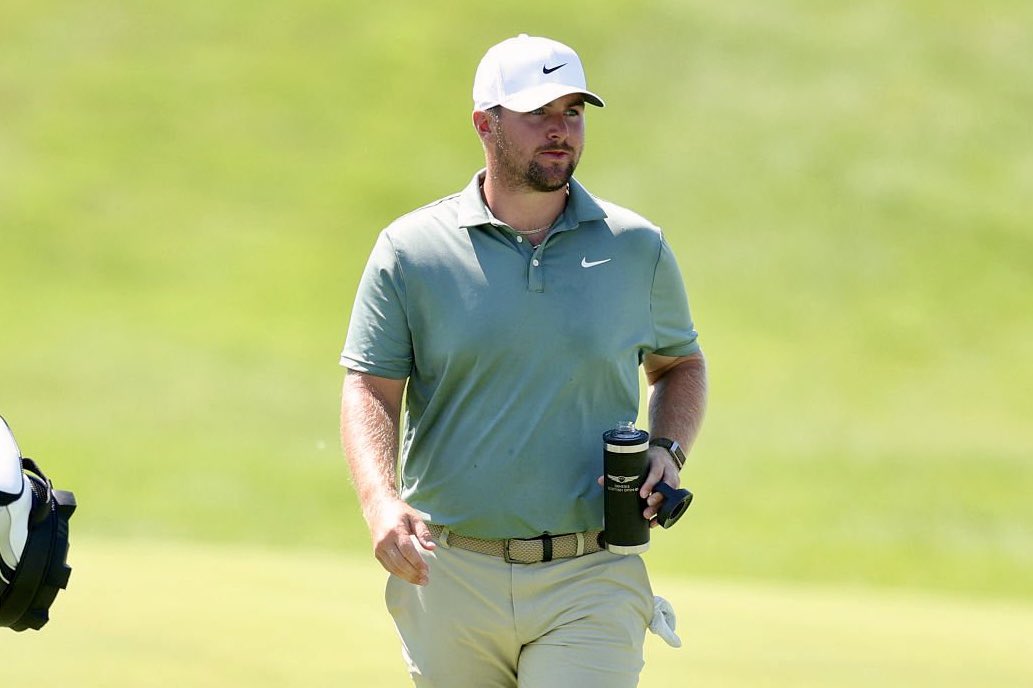 PGAPappas's tweet image. Gotterup (16-under) and 1 back at the 3M Open with a subtle flex using a Genesis Scottish Open water bottle. #GotterUP📈