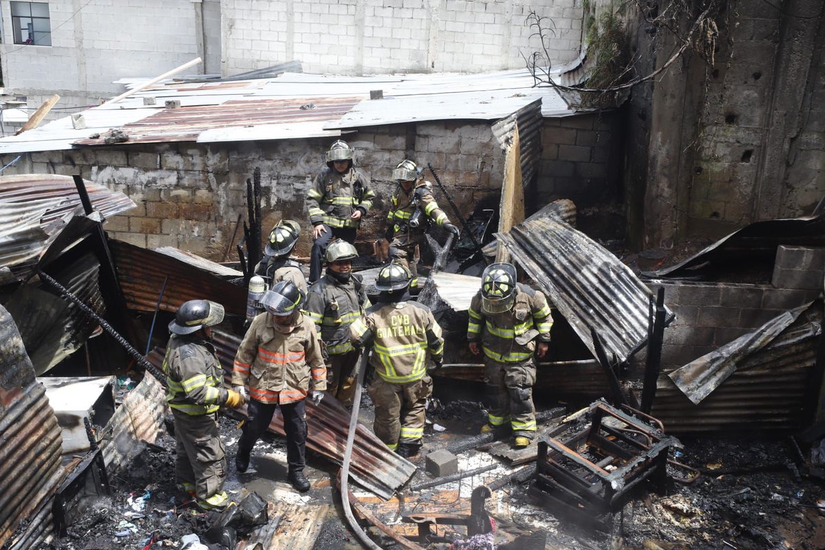 AztecaNoticiaGT's tweet image. Un incendio estructural se originó en una vivienda ubicada en el asentamiento El Esfuerzo 96 en la zona 6 capitalina. Los @BVolumtariosGT laboraron por varios minutos para controlar el fuego y evitar su expansión a más viviendas. Afortunadamente no se reportan personas con…