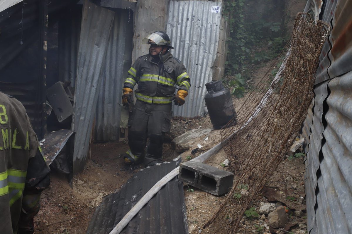 AztecaNoticiaGT's tweet image. Un incendio estructural se originó en una vivienda ubicada en el asentamiento El Esfuerzo 96 en la zona 6 capitalina. Los @BVolumtariosGT laboraron por varios minutos para controlar el fuego y evitar su expansión a más viviendas. Afortunadamente no se reportan personas con…