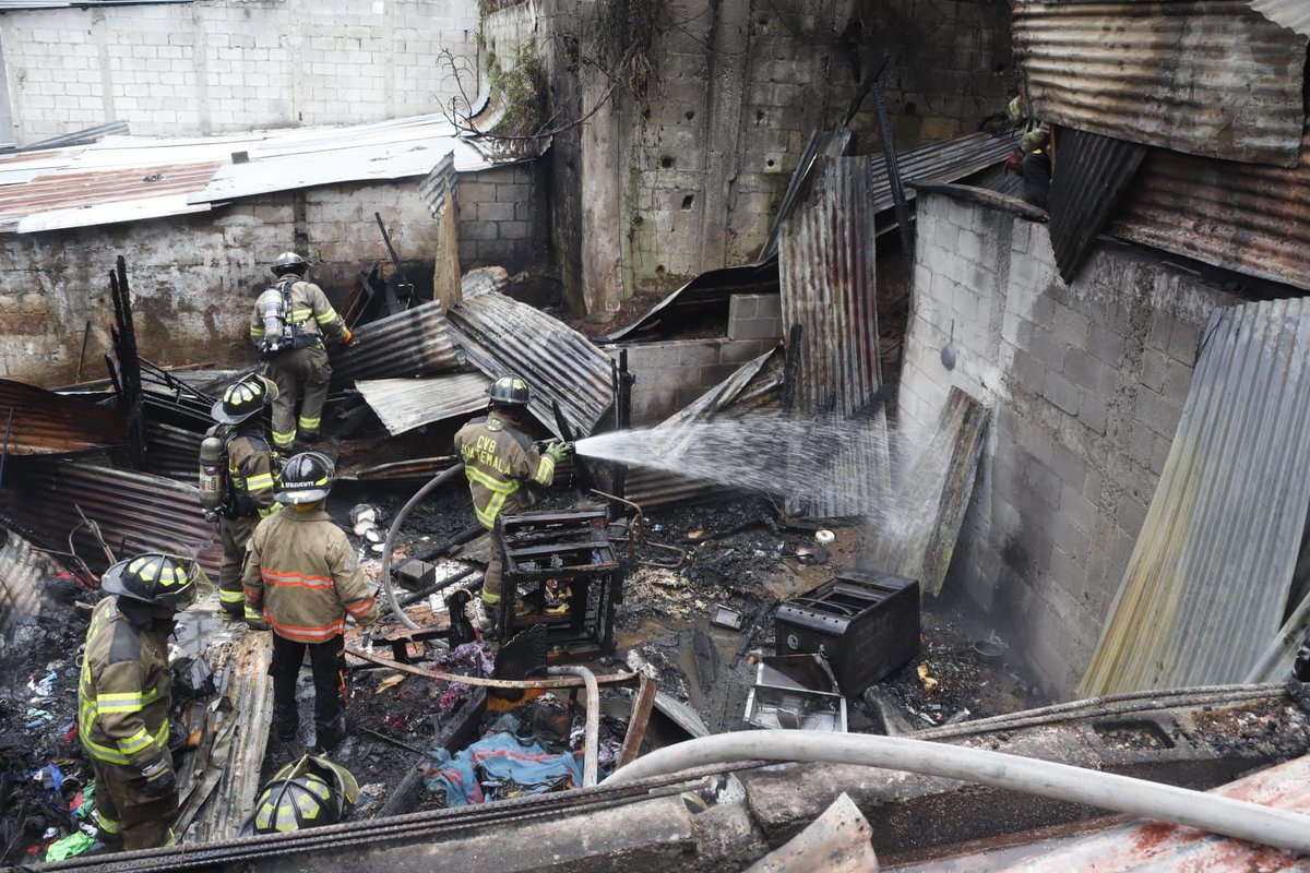 AztecaNoticiaGT's tweet image. Un incendio estructural se originó en una vivienda ubicada en el asentamiento El Esfuerzo 96 en la zona 6 capitalina. Los @BVolumtariosGT laboraron por varios minutos para controlar el fuego y evitar su expansión a más viviendas. Afortunadamente no se reportan personas con…