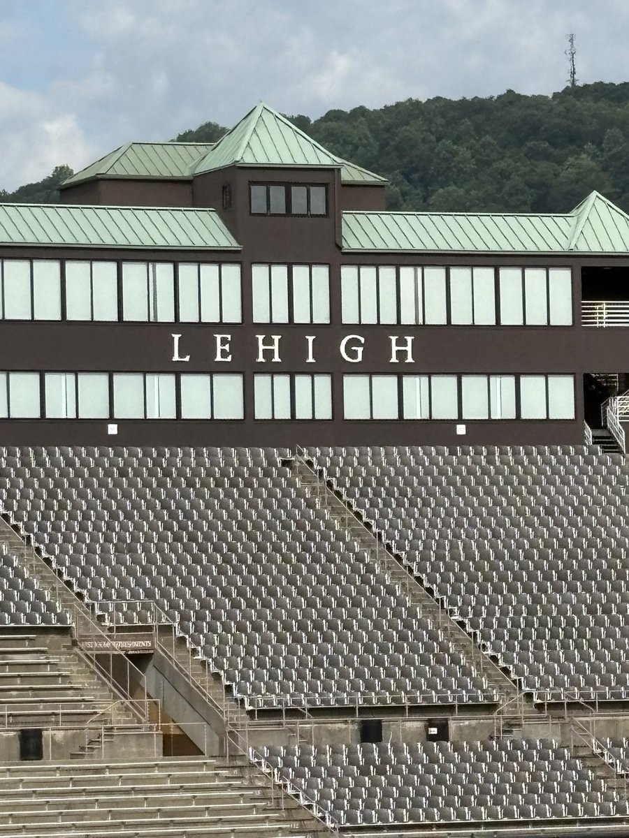 csullivan2028's tweet image. Great day snapping with @IanCleghorn26 - thanks for the invite! Thank you @EddieMish22 for having me. Even got a mini tour of campus and some tire work. #rubiofamily #toetheline
@TheChrisRubio