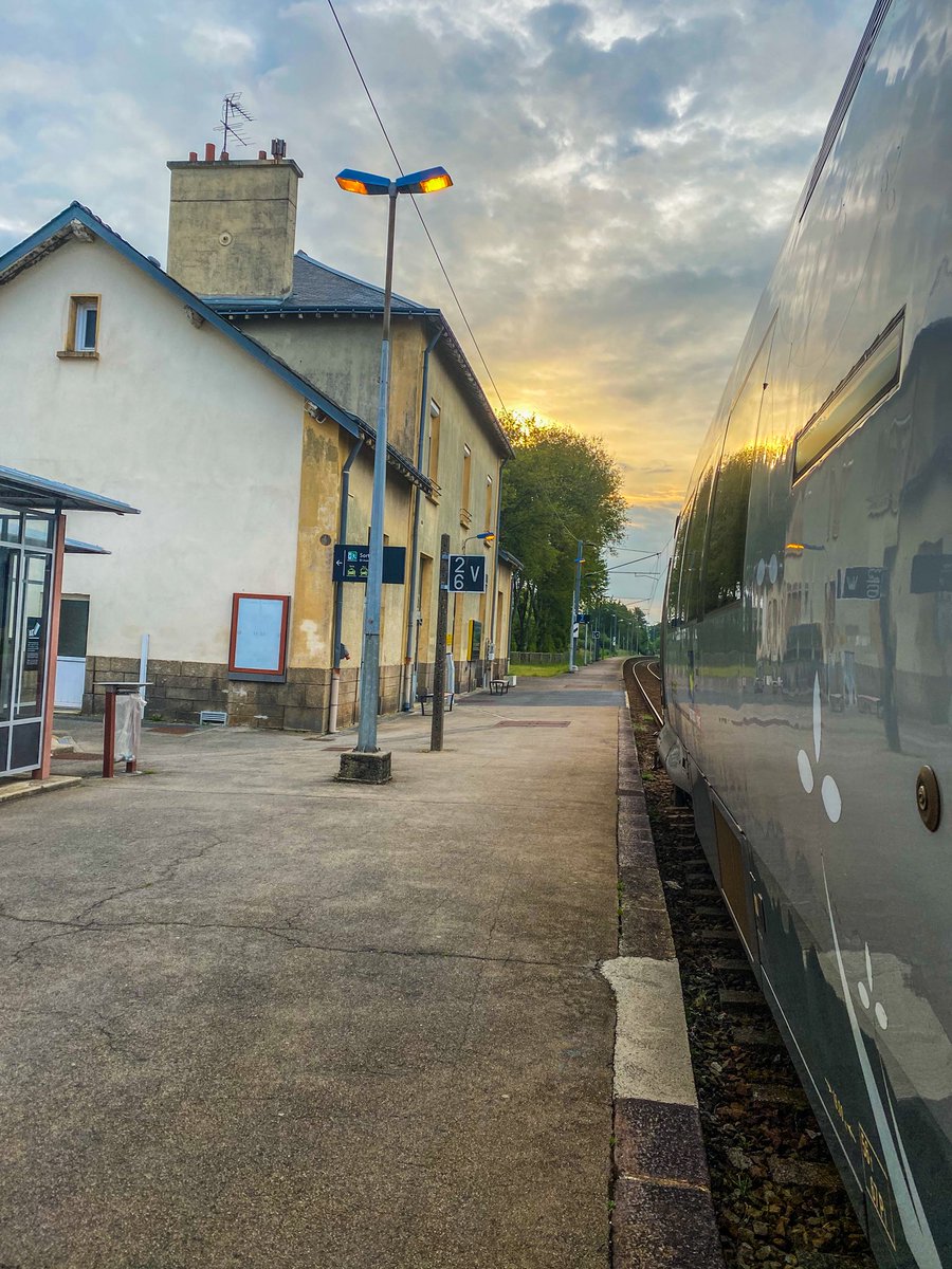 Julien_cdb_sncf's tweet image. Sous le ciel voilé d’Hennebont, où le soleil s’efface,

La gare murmure des souvenirs d’un temps qui passe.

🧡