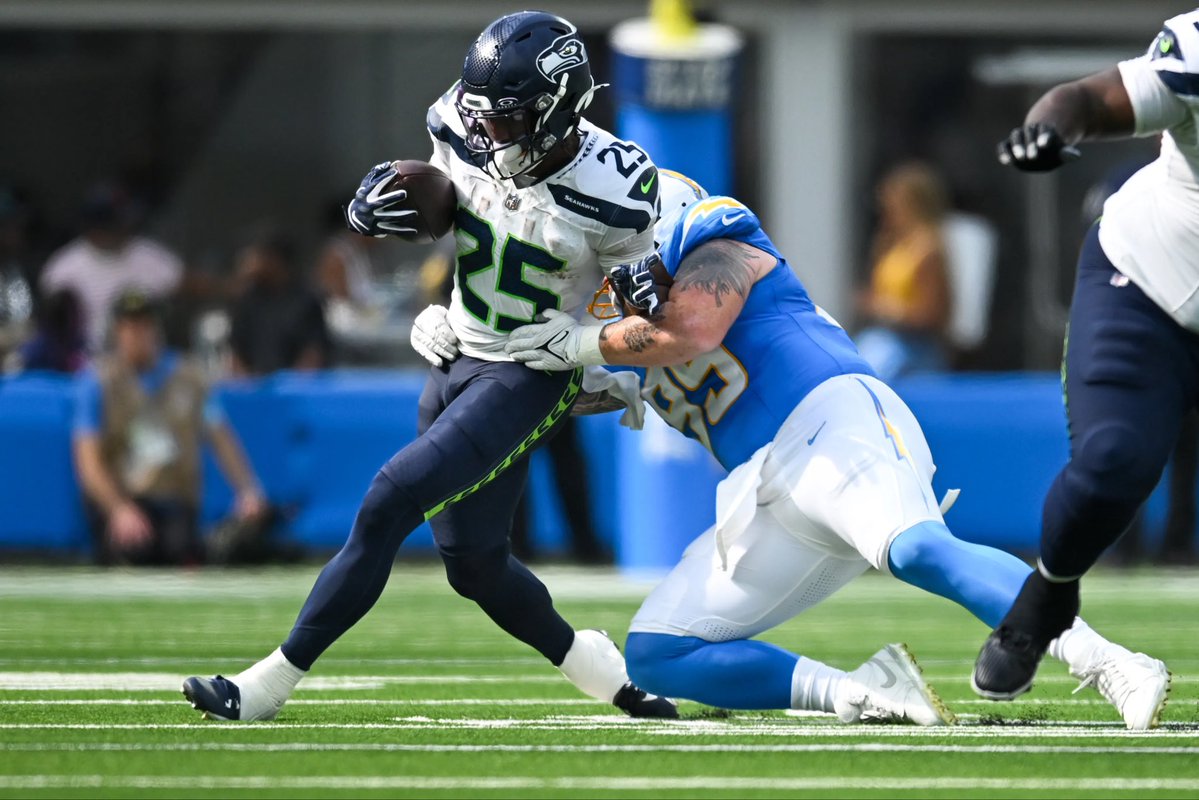SleeperSeahawks's tweet image. Seahawks RB Kenny McIntosh had to be carried off the field at training camp today after an apparent leg injury in a special teams drill.
Source: @BradyHenderson
