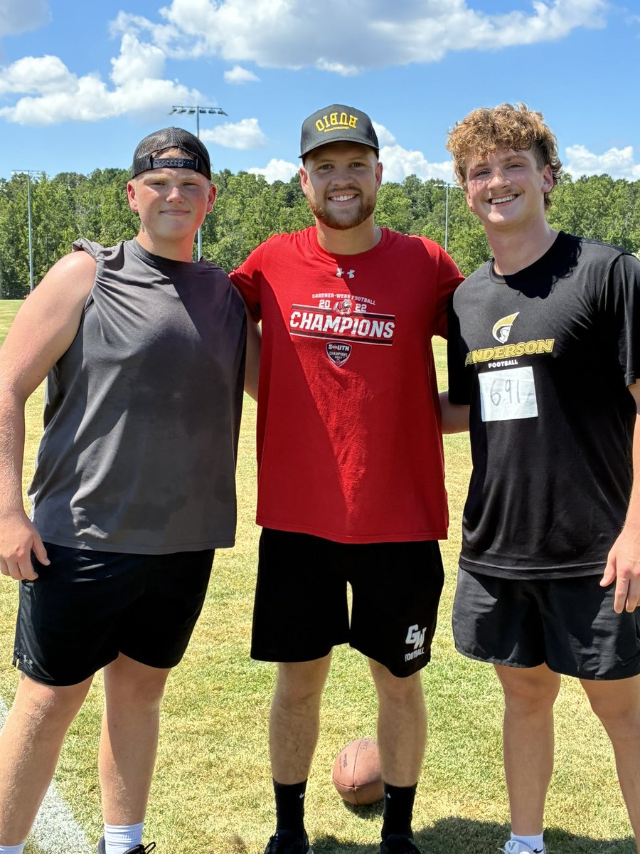 ethanmick_'s tweet image. Great session today with @coachajcovan! Pleasure training alongside a phenomenal snapper. @EvanMadden08 Getting 1% better everyday this offseason! @FootballSPHS @southpointeFBSC @TheChrisRubio