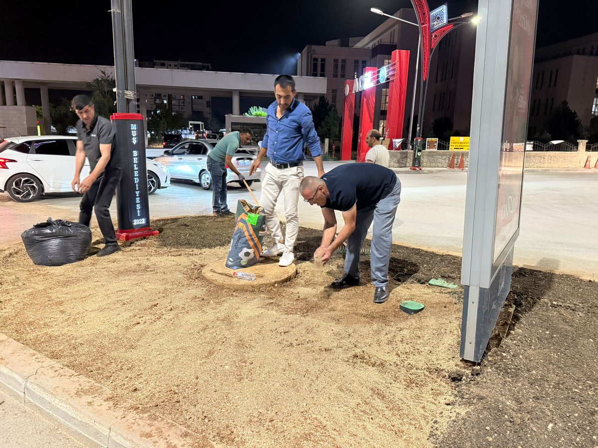 mus_bld's tweet image. Hastane Çevresi Yeşilleniyor 🌿
Park ve Bahçeler Müdürlüğü ekiplerimiz, hastane çevresindeki refüj ve kavşaklarda yeşillendirme ve çit düzenleme çalışmalarını sürdürüyor. Şehrimizi daha yeşil ve estetik bir görünüme kavuşturmak için çalışmalarımız aralıksız sürüyor. 🌱