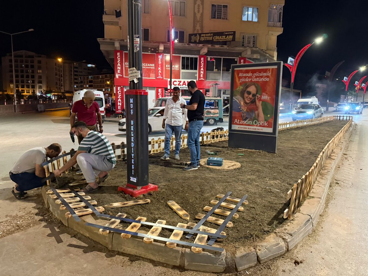 mus_bld's tweet image. Hastane Çevresi Yeşilleniyor 🌿
Park ve Bahçeler Müdürlüğü ekiplerimiz, hastane çevresindeki refüj ve kavşaklarda yeşillendirme ve çit düzenleme çalışmalarını sürdürüyor. Şehrimizi daha yeşil ve estetik bir görünüme kavuşturmak için çalışmalarımız aralıksız sürüyor. 🌱