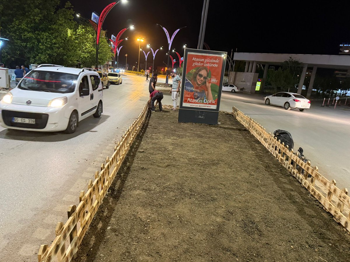 mus_bld's tweet image. Hastane Çevresi Yeşilleniyor 🌿
Park ve Bahçeler Müdürlüğü ekiplerimiz, hastane çevresindeki refüj ve kavşaklarda yeşillendirme ve çit düzenleme çalışmalarını sürdürüyor. Şehrimizi daha yeşil ve estetik bir görünüme kavuşturmak için çalışmalarımız aralıksız sürüyor. 🌱