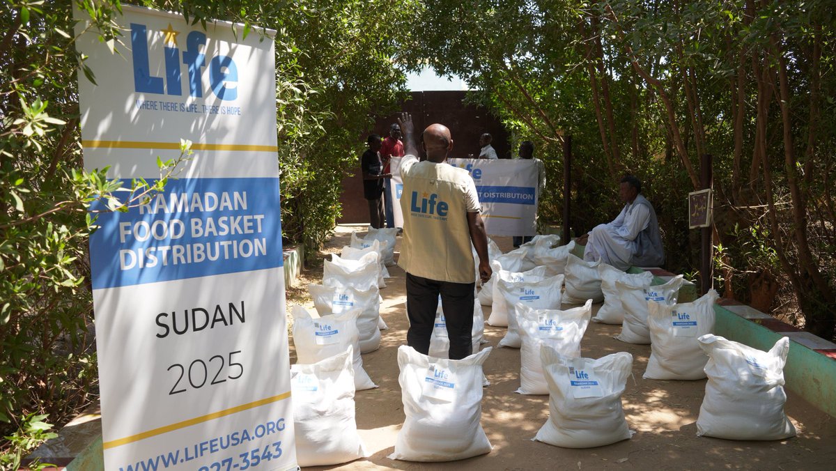 WakeepAr's tweet image. لايف للإغاثة والتنمية:
رجال العمل الإغاثي في السودان يواجهون التحديات لدعم النازحين!
تقرير- تسنيم الريدي
يشهد الوضع الإنساني في السودان تدهوراً كبيراً رغم جهود الإغاثة الدولية المستمرة بسبب نقص التمويل وتفاقم العوائق الأمنية والإدارية، في حين أن الشراكات المحلية تلعب دوراً…