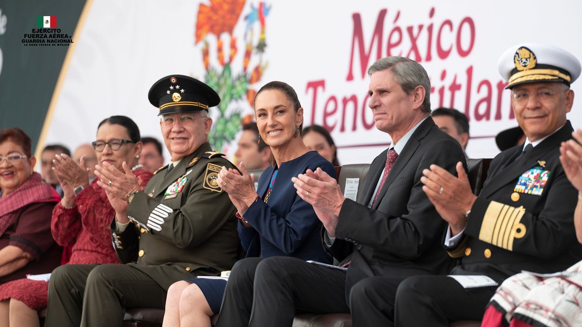 Defensamx1's tweet image. Esta fecha, la Presidenta de la República y Comandanta Suprema de las Fuerzas Armadas, Claudia Sheinbaum Pardo en compañía del General Ricardo Trevilla Trejo, Secretario de la Defensa Nacional y funcionarios del Gobierno Federal, así como de la Cd. de Méx., presidió la…