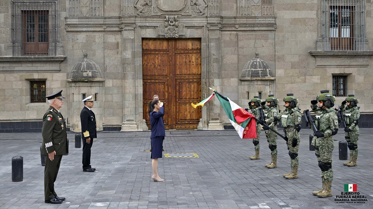 Defensamx1's tweet image. Esta fecha, la Presidenta de la República y Comandanta Suprema de las Fuerzas Armadas, Claudia Sheinbaum Pardo en compañía del General Ricardo Trevilla Trejo, Secretario de la Defensa Nacional y funcionarios del Gobierno Federal, así como de la Cd. de Méx., presidió la…