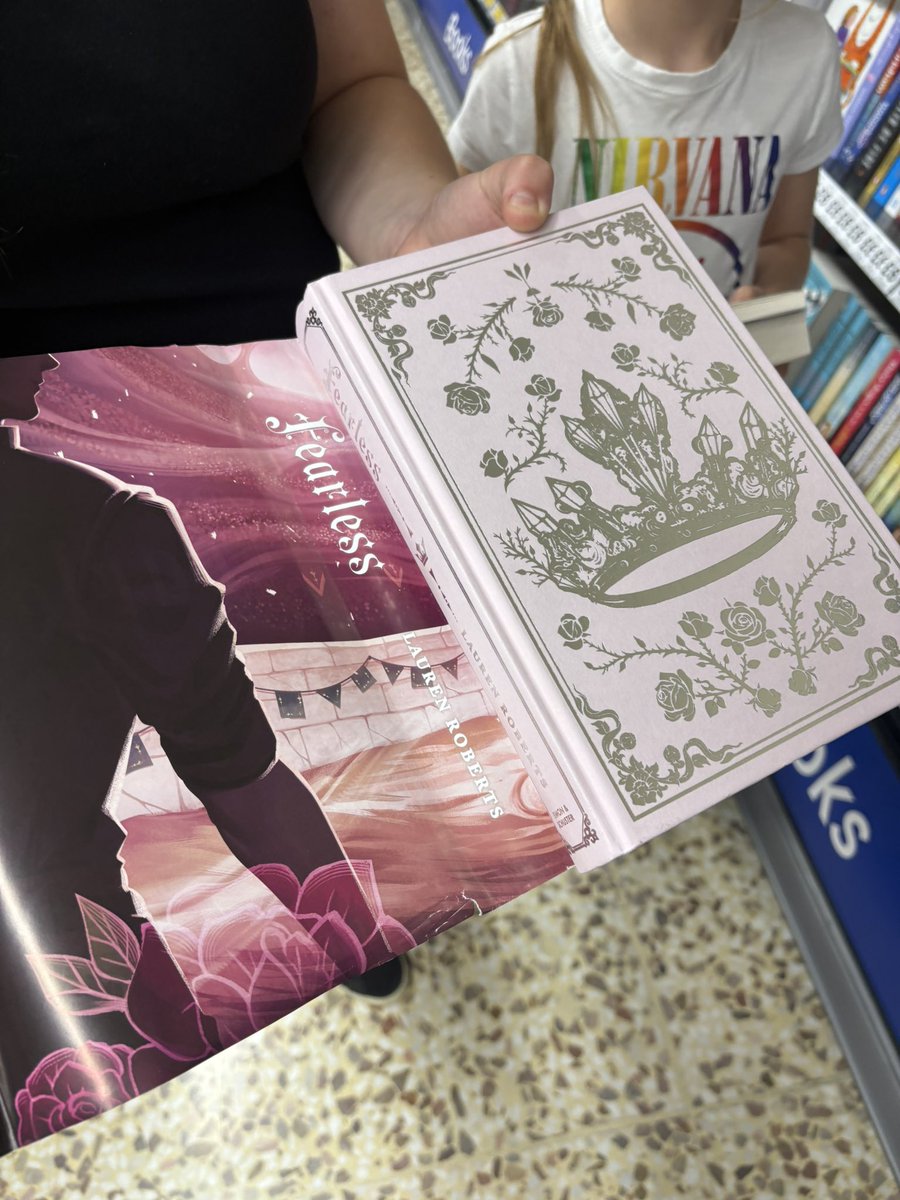 amoraczyta's tweet image. Nie skończyłam od roku bezsilnej ale to wydanie fearless powala mnie na kolana!!