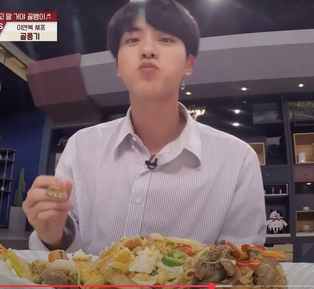 refrijinator's tweet image. THIS IIS INSANEEEE HE DIDNT HAVE TO MAKE EYE CONTACT WTH THAT CAM