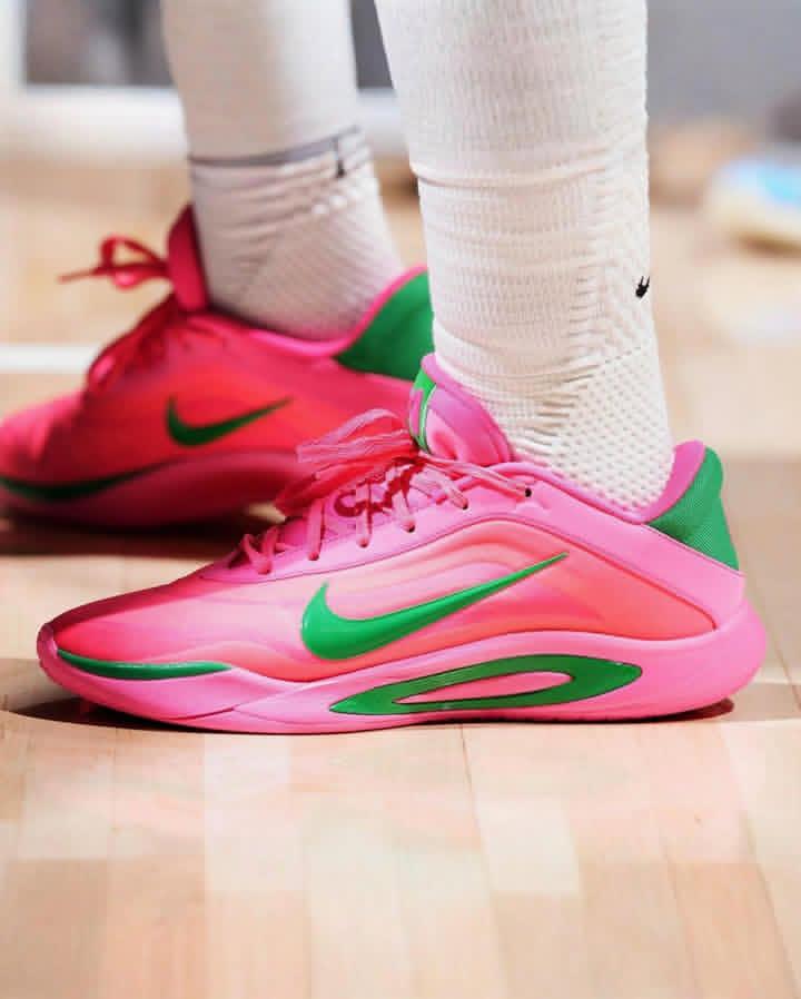 LaceLounge's tweet image. A’ja Wilson laces up in a special “AKA” Nike A’One PE inspired by her sorority, Alpha Kappa Alpha 💖💚