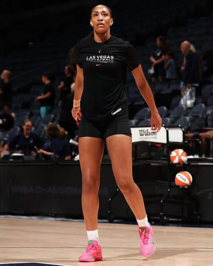 LaceLounge's tweet image. A’ja Wilson laces up in a special “AKA” Nike A’One PE inspired by her sorority, Alpha Kappa Alpha 💖💚