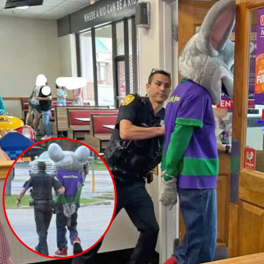 ArachnidApple's tweet image. #chuckecheese #mascot gets arrested for #credit card fraud in #Florida