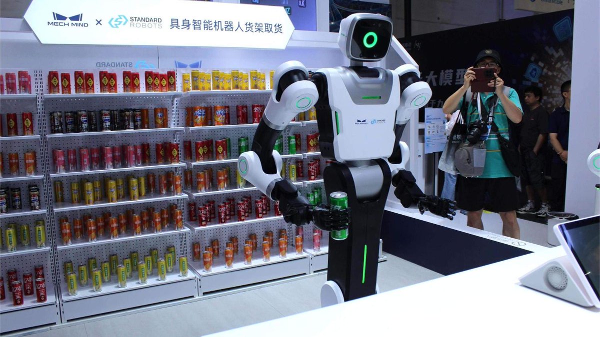 dft's tweet image. Robots runnen bars, spelen mahjong en blussen branden: China toont AI-kracht op World AI Conference telegraaf.nl/financieel/rob…