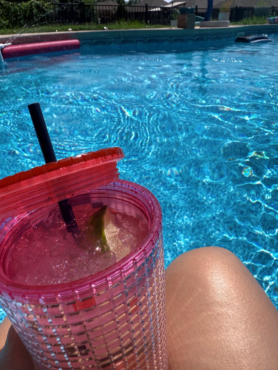 HeyChunlyn's tweet image. Not a drinker but enjoying my not water today! 🍹☀️⛱️