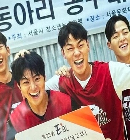 dagstangent's tweet image. gotak being so proud of baku 😭 his hand on his head, ruffling his hair 😭