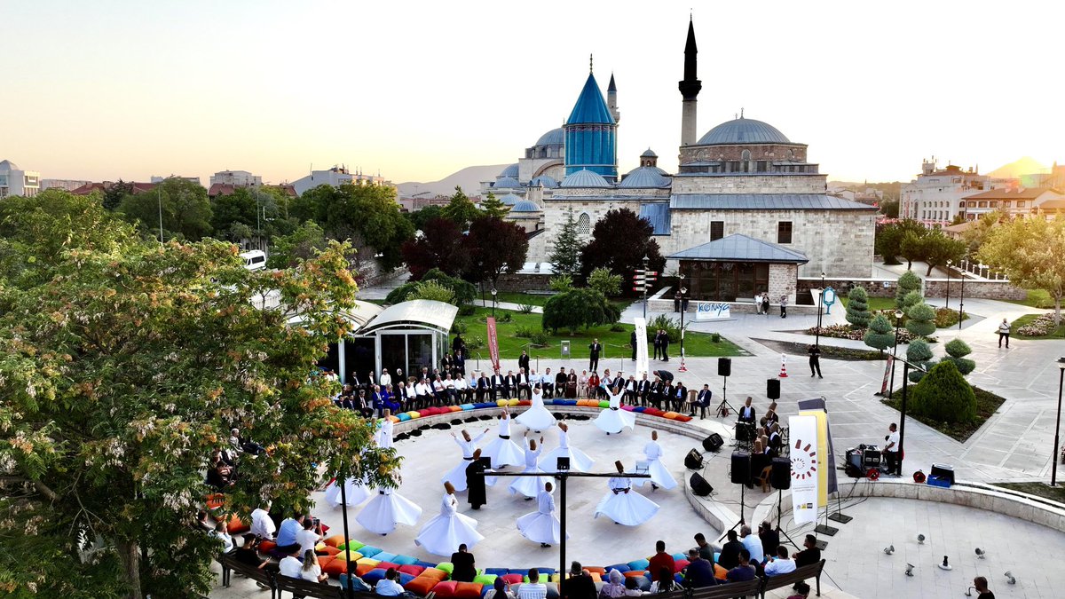 📍 Konya | Mevlâna Müzesi – Gül Bahçesi

Mevlana hazretlerinin şehri Konya’dayız.

Yerel Yönetimler Başkanımız Genel Başkan Yardımcımız Mustafa Demir başkanımızla birlikte Mevlana Müzesi Gül Bahçesi’ndeyiz.

Sema ile  insanın âlemde dirilişini, Yüce Yaratıcı’ya olan aşk ile