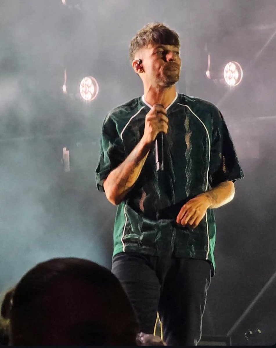 manicjulss's tweet image. DIOS MIO QUE GUAPISIMO ES QUE TODO ABSOLUTAMENTE TODO LE QUEDA BIEN LOUIS TOMLINSON ERES *EL* HOMBRE
