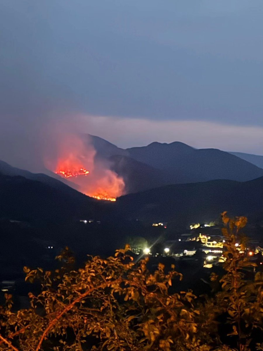 skomimaster's tweet image. Following very hot and dry conditions, and thunderstorms with little rain, there were problems with wildfires in Serbia today - more than 100 were active. 🚒🔥
Photos: facebook.com/profile.php?id…
Wildfires map: forest-fire.emergency.copernicus.eu/apps/effis_cur…
Statement: facebook.com/srbijamup/post…