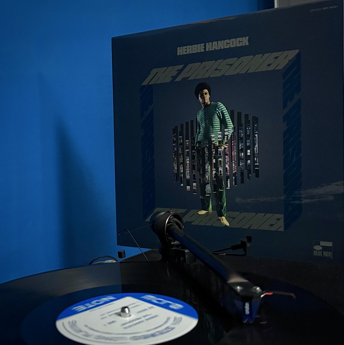 TrJiri's tweet image. Herbie Hancock - The Prisoner
feat. Johnny Coles, Joe Henderson, Garnett Brown, Buster Williams, Tootie Heath, Hubert Laws, Jerome Richardson, Romeo Penque, Tony Studd, Jack Jeffers
1969 @bluenoterecords
Now playing jazz on vinyl