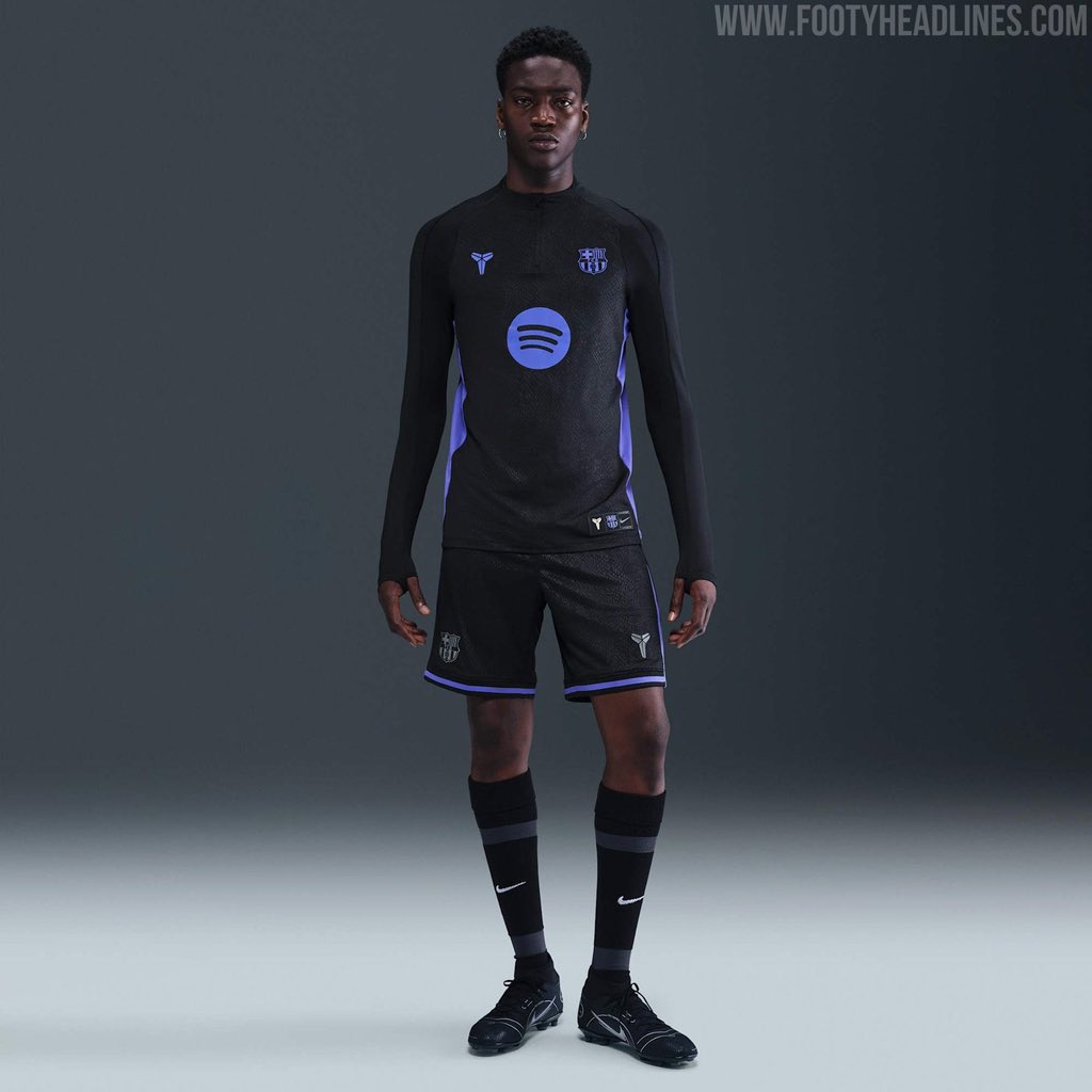 Alexaxfcb's tweet image. Soy yo o este kit da vibes de la pantera negra?