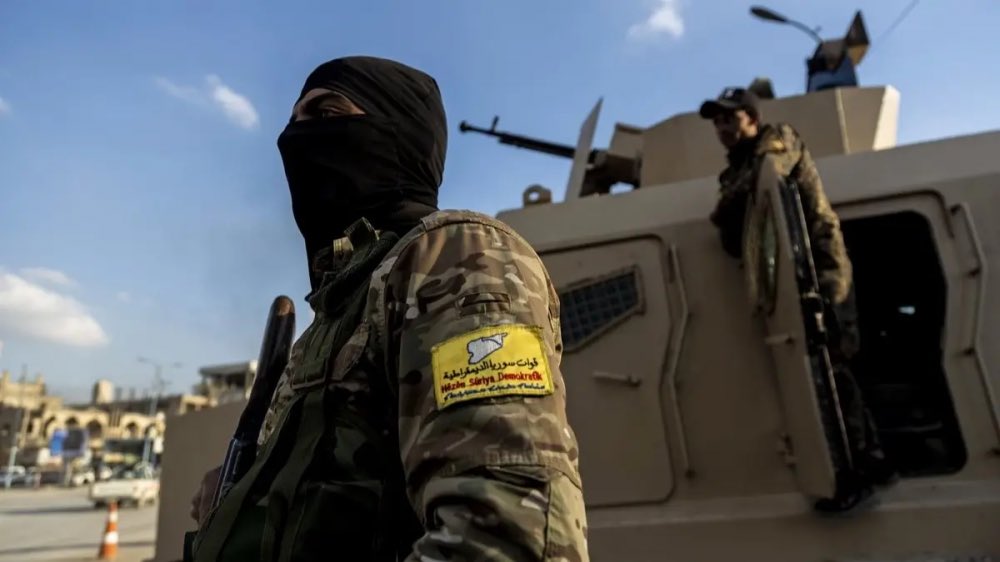 JudyRojava's tweet image. العربية | English
⭕️#قسد و #الإدارة_الذاتية ترفضان جميع مطالب #توم_باراك في اجتماع #دمشق.
ومطالبه كانت👇🏻
1- خروج قسد من رقة ودير الزور وحسكة وطبقة
2- بدل حل القضية الكوردية إعطائهم إدارة المنطقة
3- تسليم مؤسسات رسمية ومعابر الحدودية والثروات لحكومة دمشق
4- التخلي عن الإدارة…