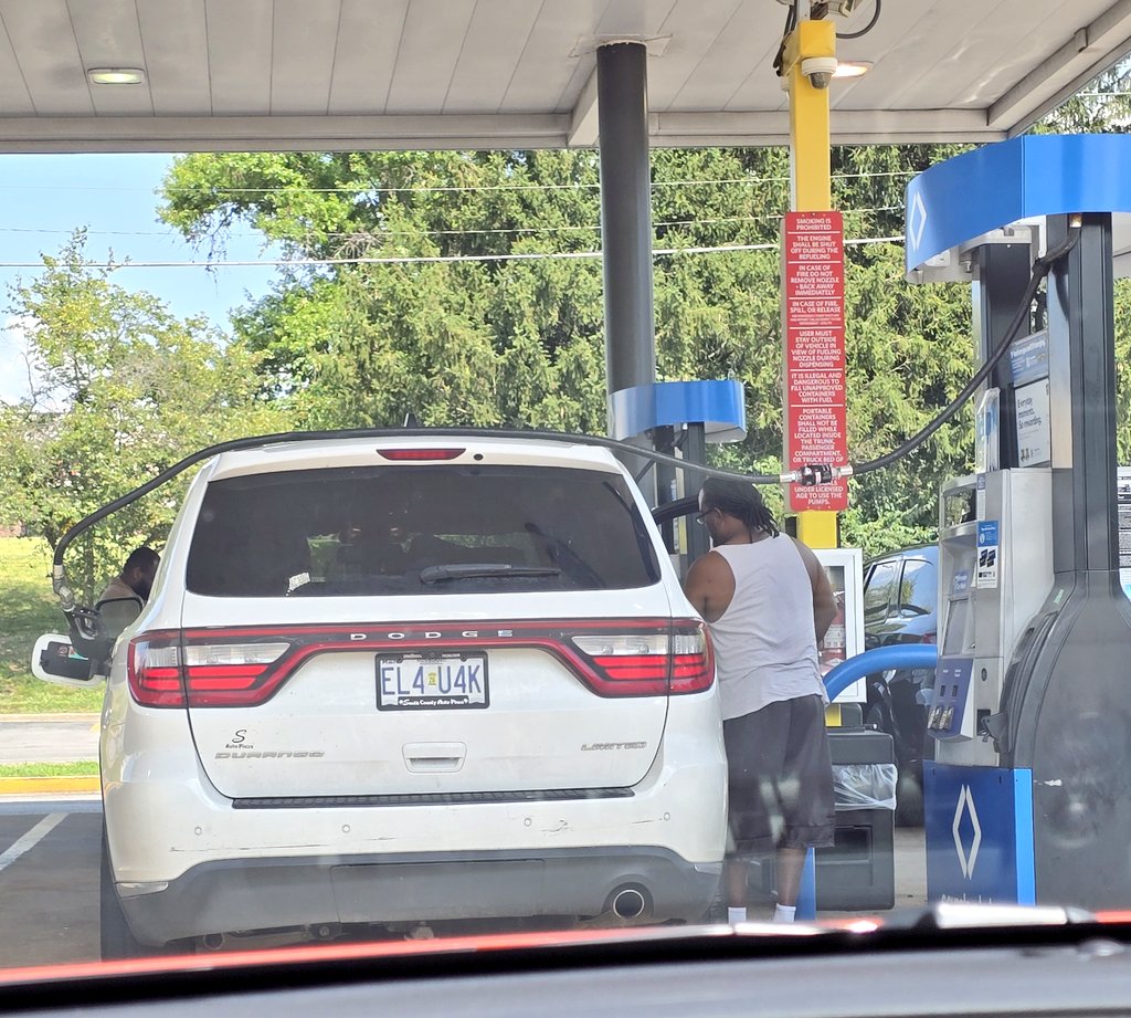 Carlafinch21's tweet image. This is the opposite of how to pump gasoline correctly