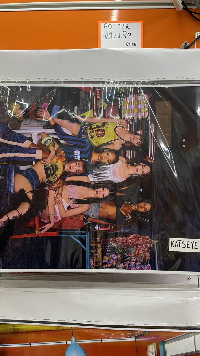 hiddlswift's tweet image. MEU DEUS COMPREI POSTER DO KATSEYE