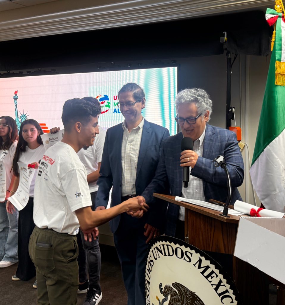 ConsulMexOrl's tweet image. El Consulado de México en Orlando recibió a la delegación mexicana juvenil de #SpacePortMX quienes representarán a nuestro país en el International Space Settlement Design Tournament, el cual se lleva a cabo en la @NASA 🚀
Participaron a autoridades locales como la Representante…