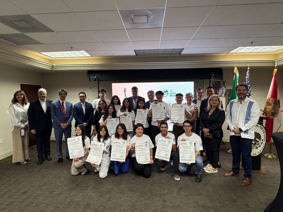 ConsulMexOrl's tweet image. El Consulado de México en Orlando recibió a la delegación mexicana juvenil de #SpacePortMX quienes representarán a nuestro país en el International Space Settlement Design Tournament, el cual se lleva a cabo en la @NASA 🚀
Participaron a autoridades locales como la Representante…