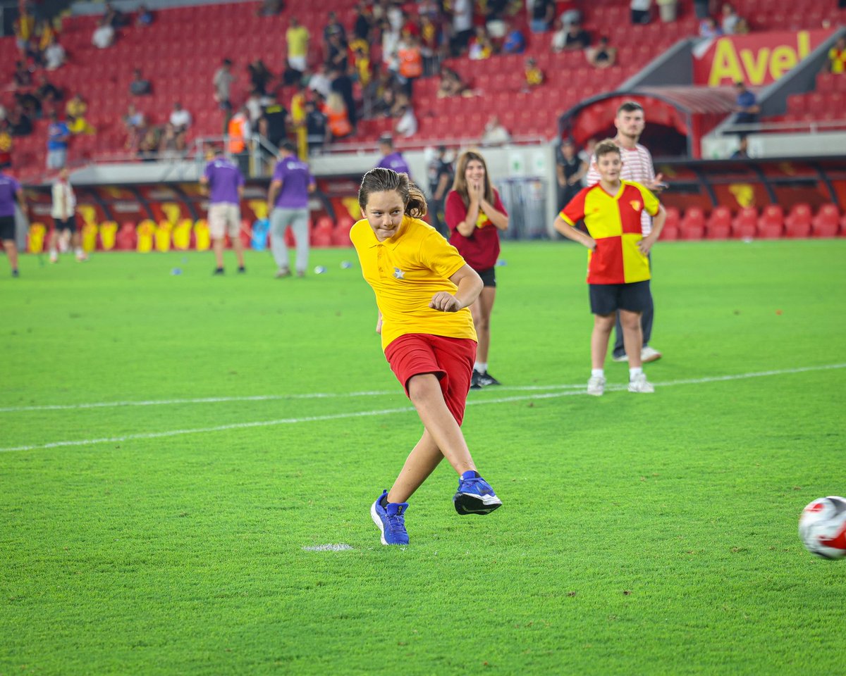 Antalyaspor ile oynadığımız hazırlık karşılaşmasında tribünlerde yerini alan 3.000 öğrencimizi temsilen, devre arasında yapılan çekilişle belirlenen 3 öğrencimiz sezonun açılışına özel temsili ilk penaltı atışını gerçekleştirdi💛❤️

#Göztepe