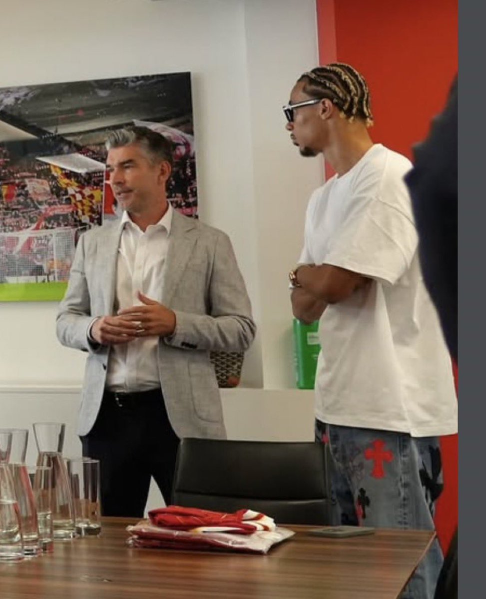 LFCHugo_'s tweet image. Ekitike with Richard Hughes