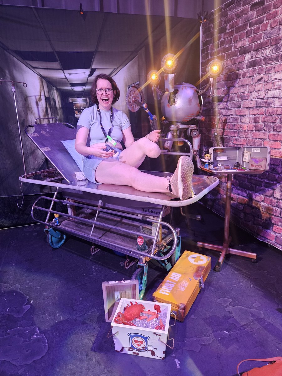 kleptothekitten's tweet image. Did you see where my leg went? This robot said he'd give me a leg up.... this is not what I had in mind 😬😅 @FalloutForHope @GCXEvent @Fallout