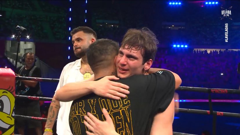 karyuwux_'s tweet image. Me recordo cuando fue la pelea de luzu :((
#LaVeladaDelAñoV
#laveladadelano5
#LaVelada5