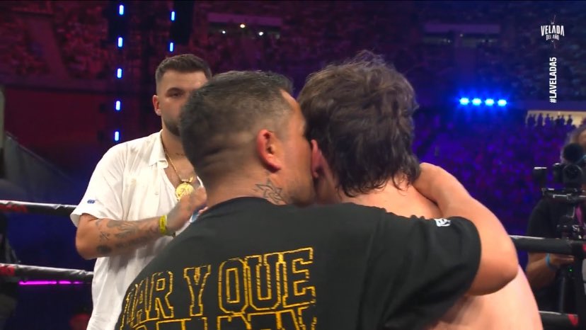 karyuwux_'s tweet image. Me recordo cuando fue la pelea de luzu :((
#LaVeladaDelAñoV
#laveladadelano5
#LaVelada5