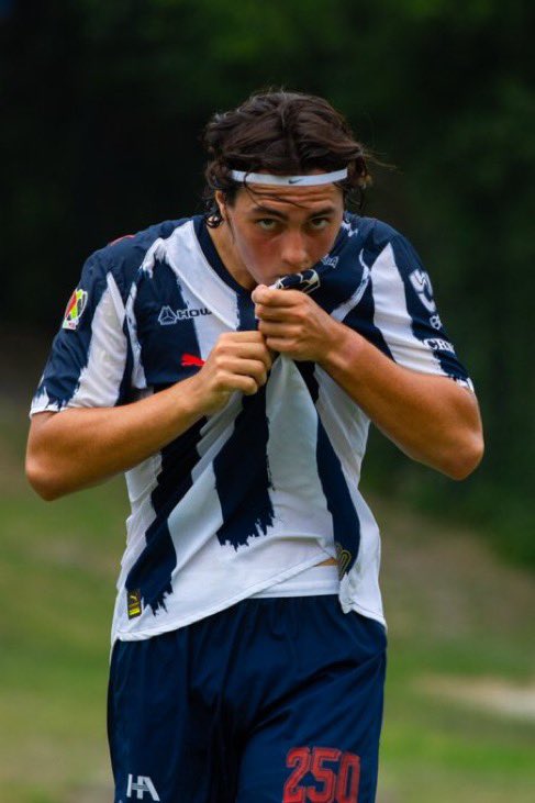 mariofgarciajr's tweet image. Aldo De Nigris Jr. (17) está dando pasos agigantados en su formación. Hoy marcó con @Rayados Sub-19 y ya es figura en cantera y selección juvenil. Va adelantado, pero ¿debe saltar directo al primer equipo o pasar primero por la Sub-21 para seguir desarrollándose?