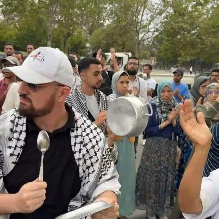 ♦️وقفة شعبية مغربية وقرع للأواني أمام السفارة المصرية بالرباط في ظل تطويق وحصار أمني وذلك للمطالبة بفتح المعابر ورفع الحصار عن غزة.

#افتحوا_المعابر 
#USATerroristState 
#لاللتجويع_لاللحصار_لاللتطبيع 
#غزة_تموت_جوعا
#غزة
#غزة_تباد
#غزة_تقتل_جوعاً