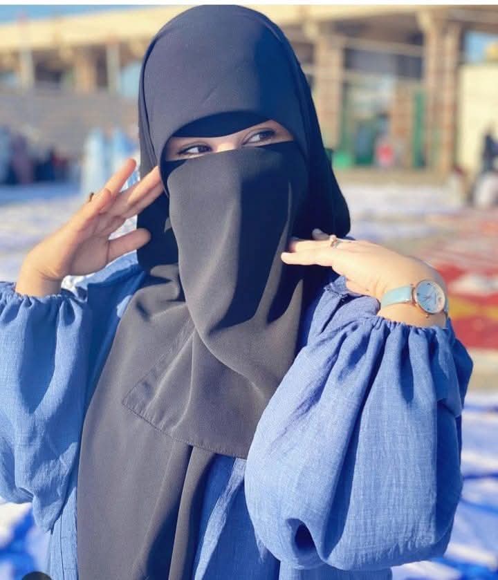 كل الاحترام لِـ الناس اللي لاهية في حياتها و مادخلهاش فِ حد و ماعندهاش أي فضول لحياة و اسرار غيرها .✋