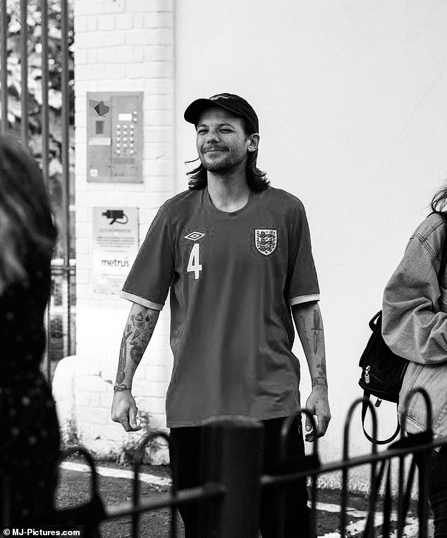 amylwt28's tweet image. Long hair Louis, I miss you.