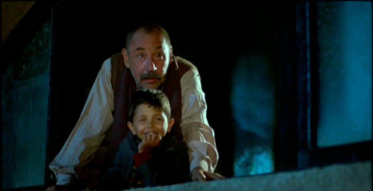 En el prime time de hoy, CINEMA PARADISO (1988), una carta de amor al cine en la que Giuseppe Tornatore nos regala un viaje a la infancia, la amistad y el poder transformador de las historias. 
Si amas el séptimo arte, este film es un abrazo al alma.