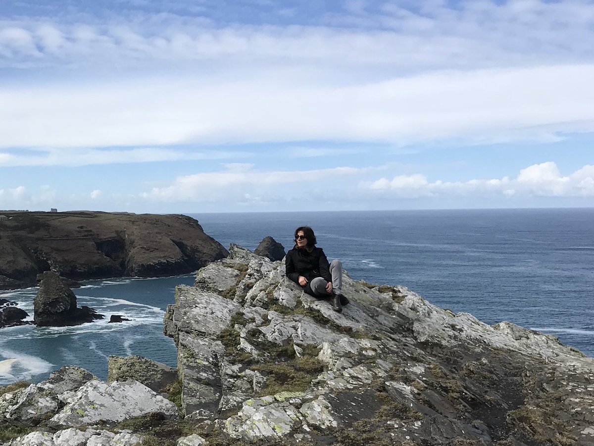 Lasciamo sempre qualcosa di noi quando ce ne andiamo da un posto. Rimaniamo lì anche una volta andati via. E ci sono cose di noi che possiamo ritrovare solo tornando in quei luoghi…

Pascal Mercier, “Treno di notte per Lisbona”.

#ViaggiDAutore
#SalaLettura