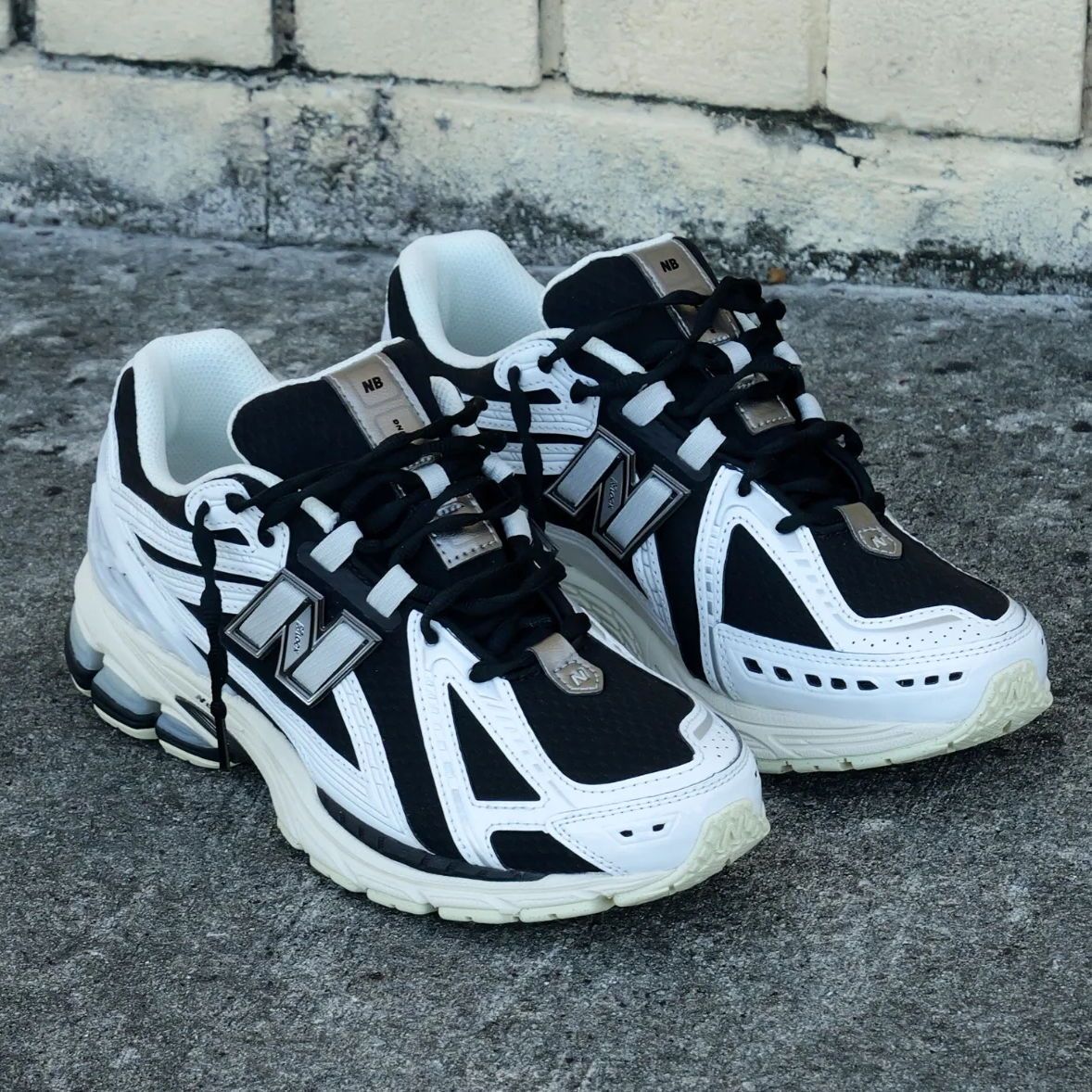 SneakerAlertHD's tweet image. New Balance 1906R &apos;White/Black&apos; 🐼

howl.link/nn4qsrtxdhfaq