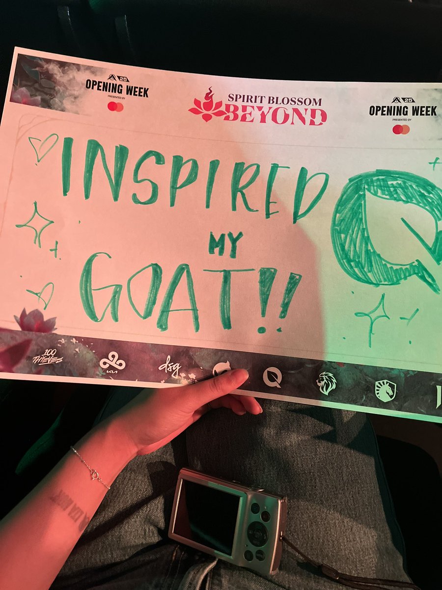 chovycheeks's tweet image. THEY GOT MY POSTER!! #FLYWIN
