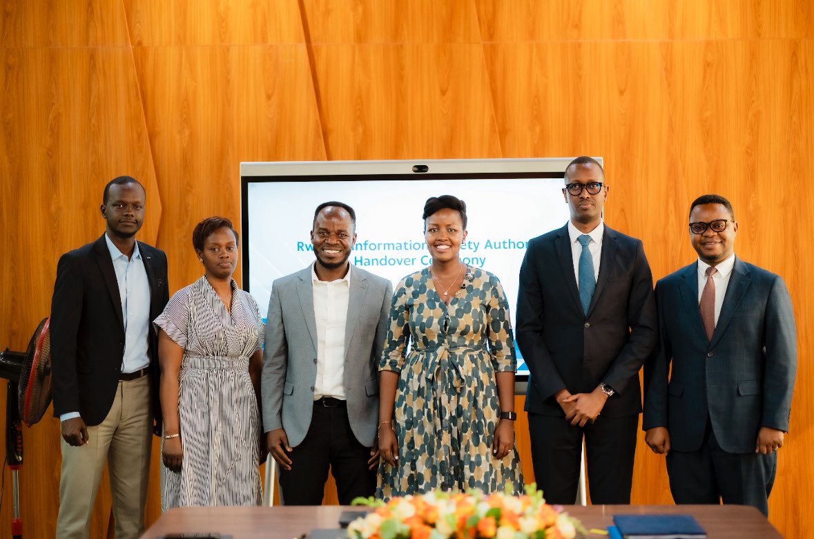 RwandaICT's tweet image. Yesterday, Minister @MusoniPaula witnessed the official handover between the outgoing and incoming leadership at @RISARwanda .
To the outgoing CEO @IBMuhizi thank you. Your leadership has left a lasting impact on Rwanda’s ICT sector.
To the incoming CEO @TonySebera we look…