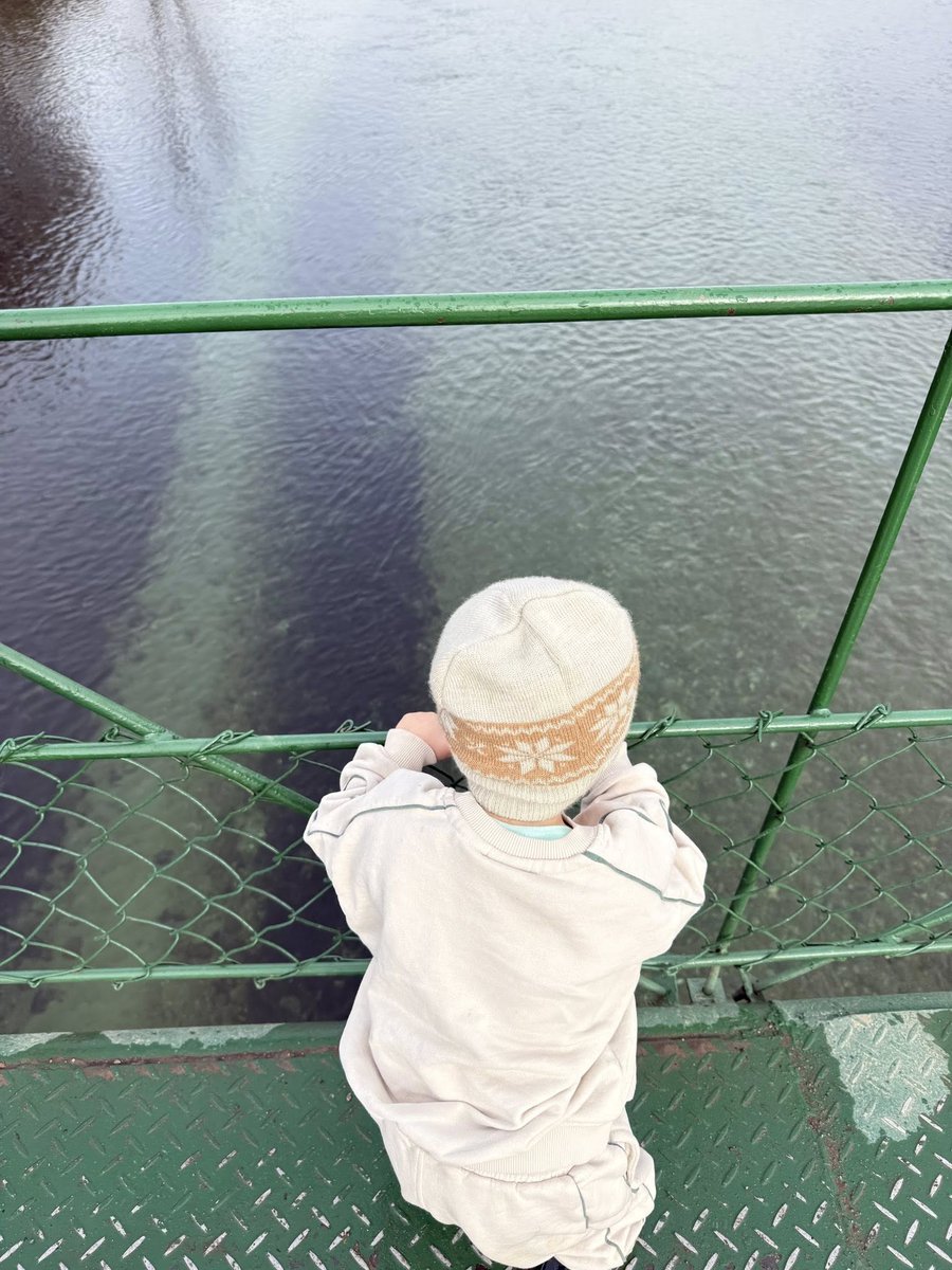 A vida, por vezes, parece dançar ao ritmo de opostos. Reunir é dispersar, como quem junta memórias apenas para vê-las escaparem nas brumas do tempo. Morrer é viver, pois é no fim que muitos encontram o real significado do que foram. Vir é ir, pois todo encontro já carrega em si a