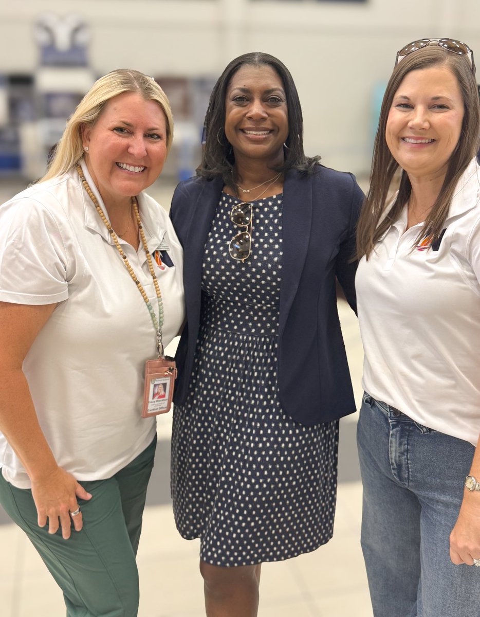 shannonjbuff's tweet image. I also ran into @TRB_NewtonLeads and @Everett_A_ while volunteering at today’s school supply giveaway!🎒📚 #SpiritPrideExcellence
