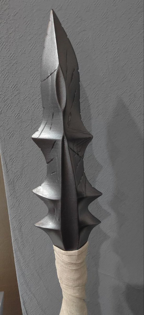 Tsukasa's spear is finished, I haven't worked with wood in a long time, and it was a pleasure to create a worn-out texture.

#DrSTONE #cosplay